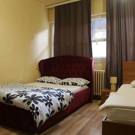 Moon Hostel Prishtine Bagian luar foto