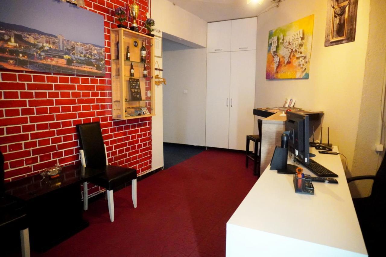 Moon Hostel Prishtine Bagian luar foto