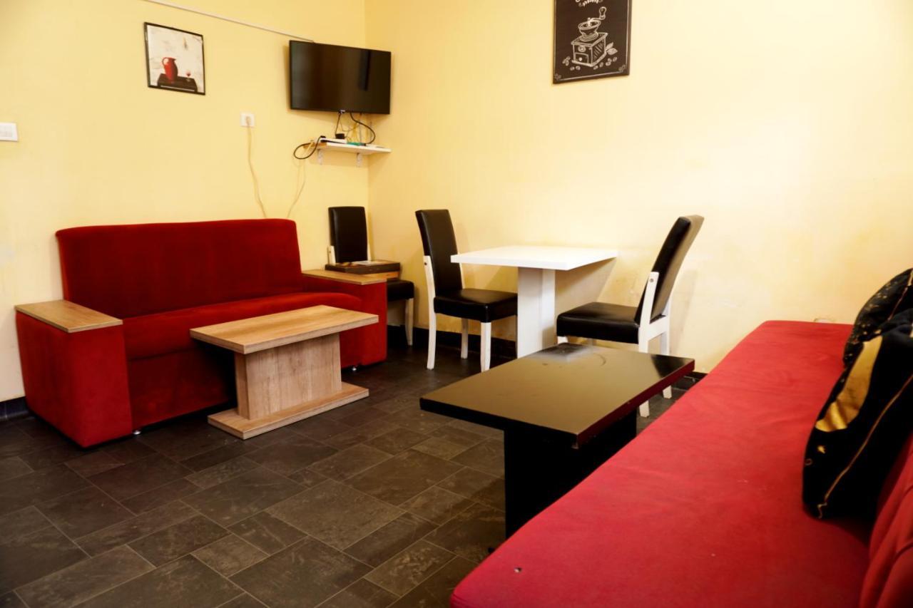 Moon Hostel Prishtine Bagian luar foto