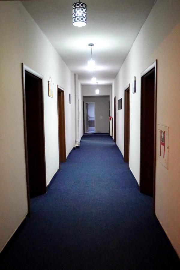 Moon Hostel Prishtine Bagian luar foto