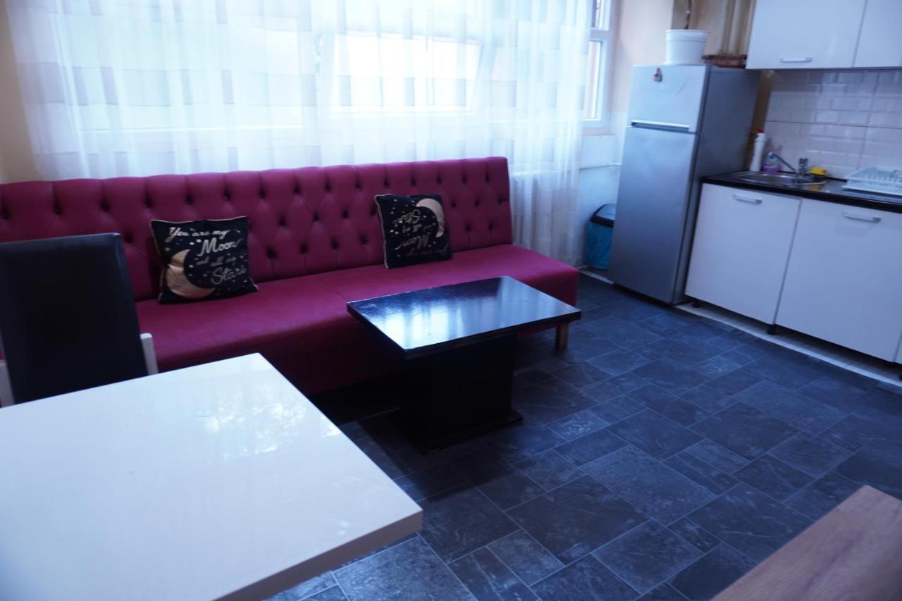 Moon Hostel Prishtine Bagian luar foto