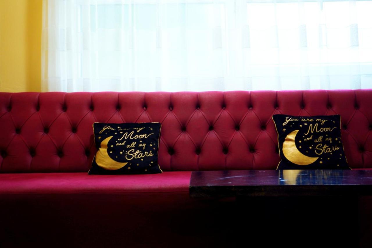 Moon Hostel Prishtine Bagian luar foto