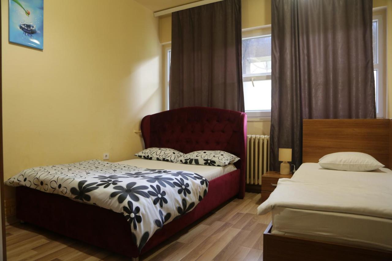 Moon Hostel Prishtine Bagian luar foto