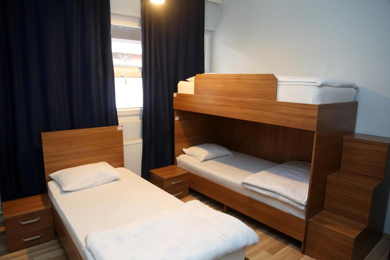 Moon Hostel Prishtine Bagian luar foto