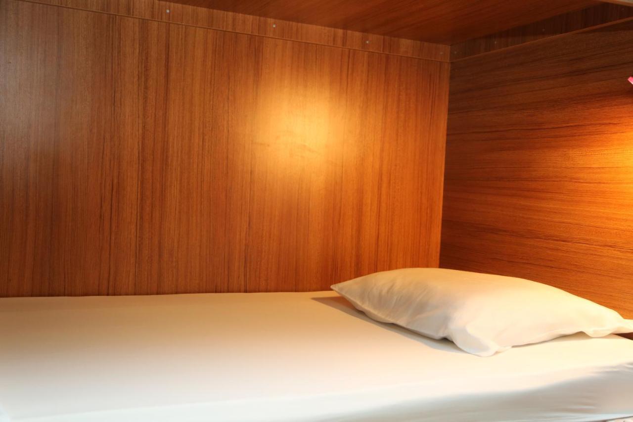 Moon Hostel Prishtine Bagian luar foto