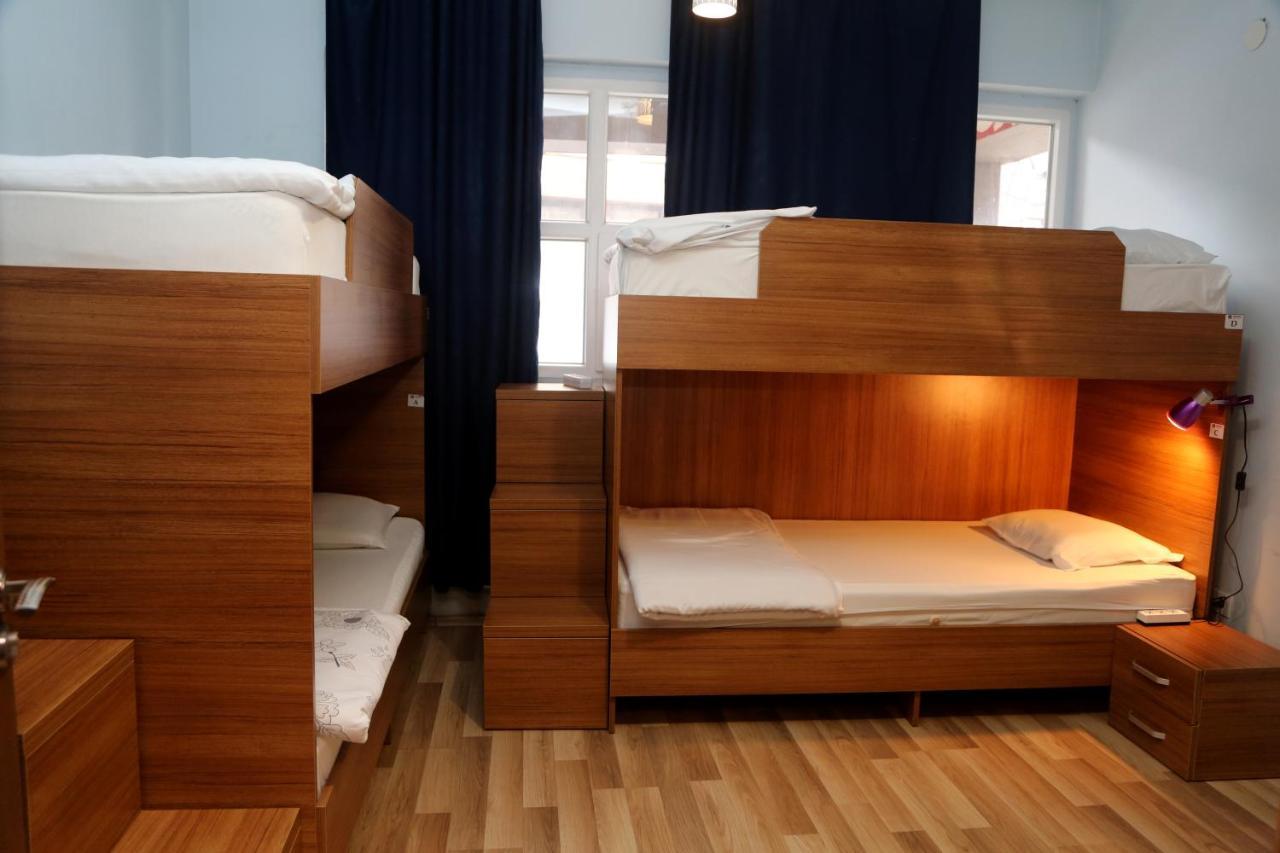 Moon Hostel Prishtine Bagian luar foto
