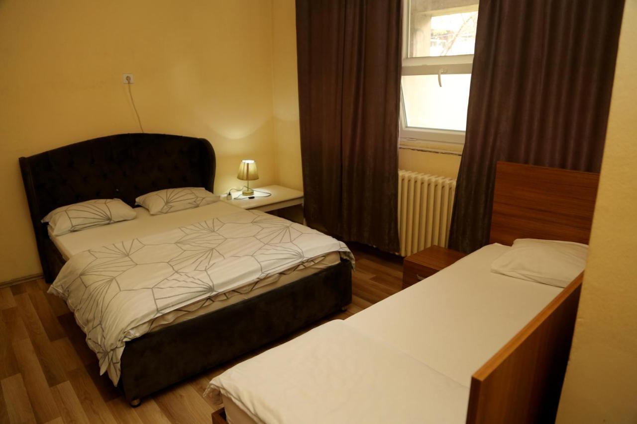 Moon Hostel Prishtine Bagian luar foto