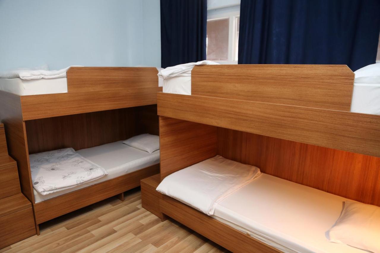 Moon Hostel Prishtine Bagian luar foto