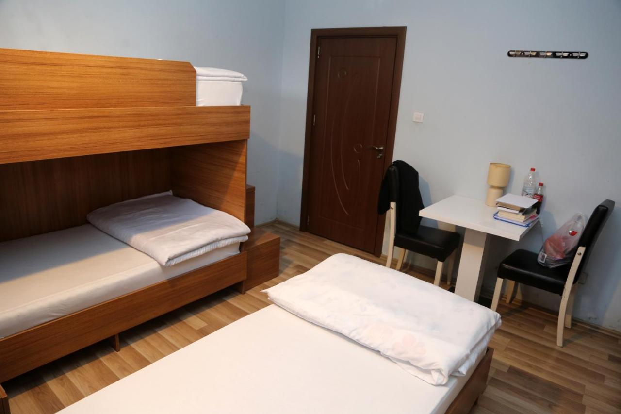 Moon Hostel Prishtine Bagian luar foto