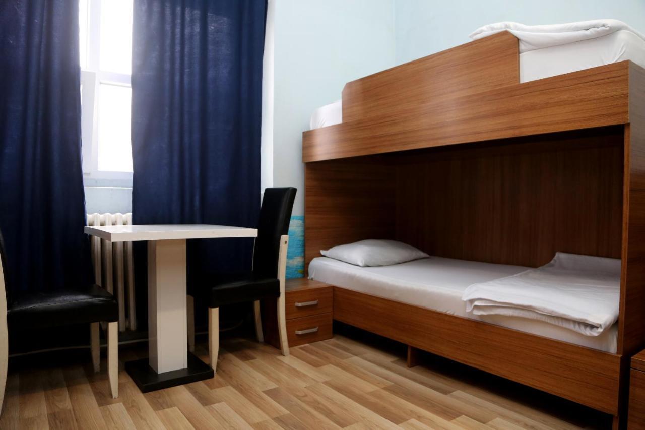 Moon Hostel Prishtine Bagian luar foto