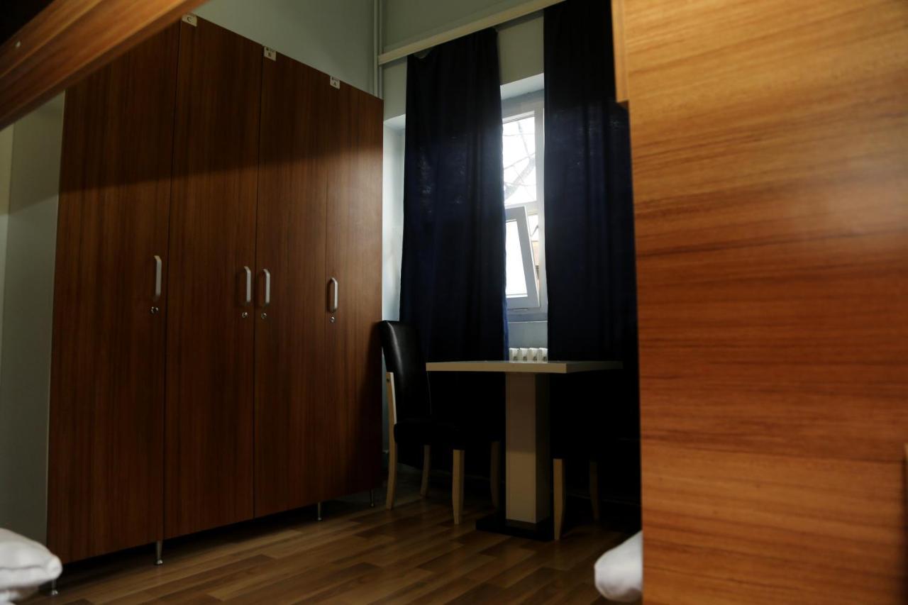 Moon Hostel Prishtine Bagian luar foto