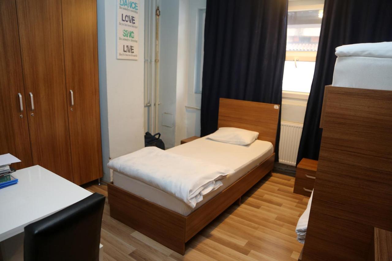 Moon Hostel Prishtine Bagian luar foto