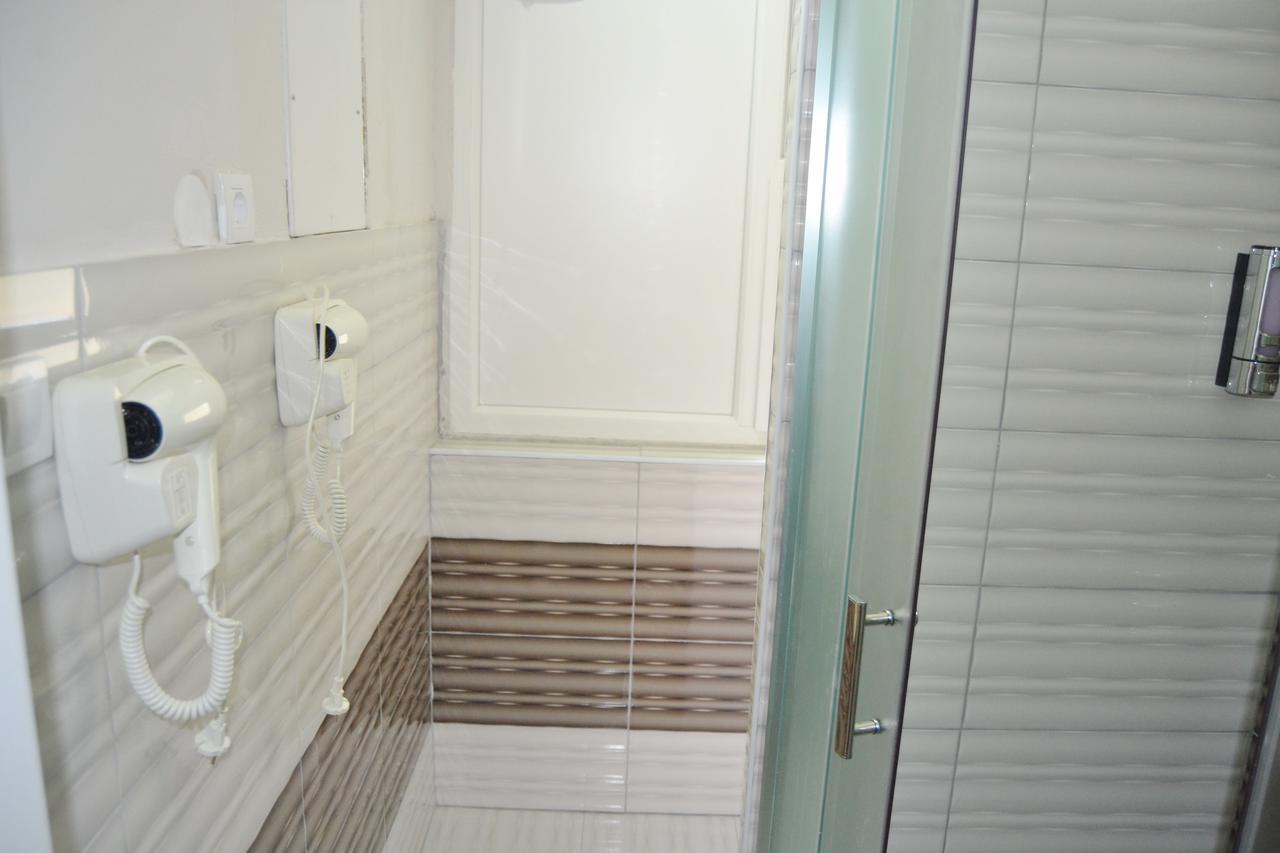 Moon Hostel Prishtine Bagian luar foto