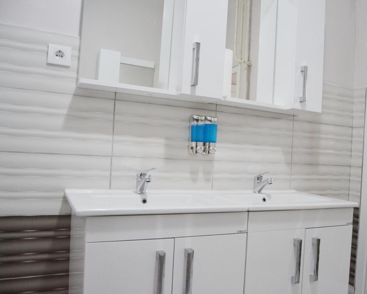 Moon Hostel Prishtine Bagian luar foto