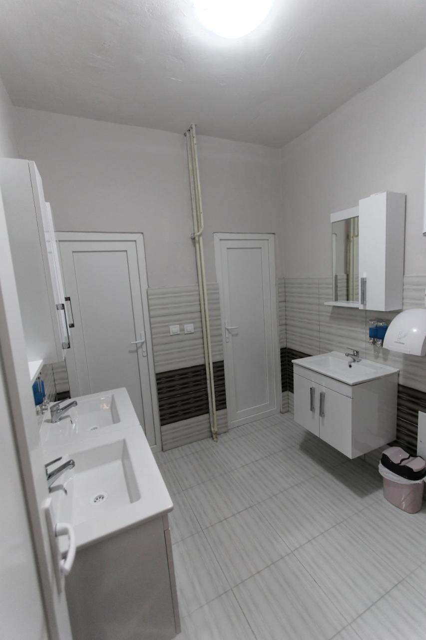 Moon Hostel Prishtine Bagian luar foto