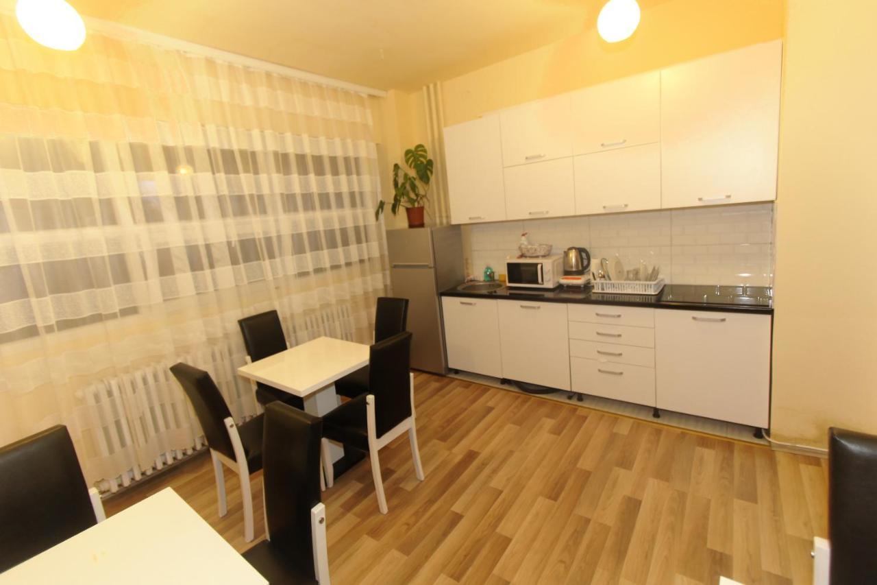 Moon Hostel Prishtine Bagian luar foto