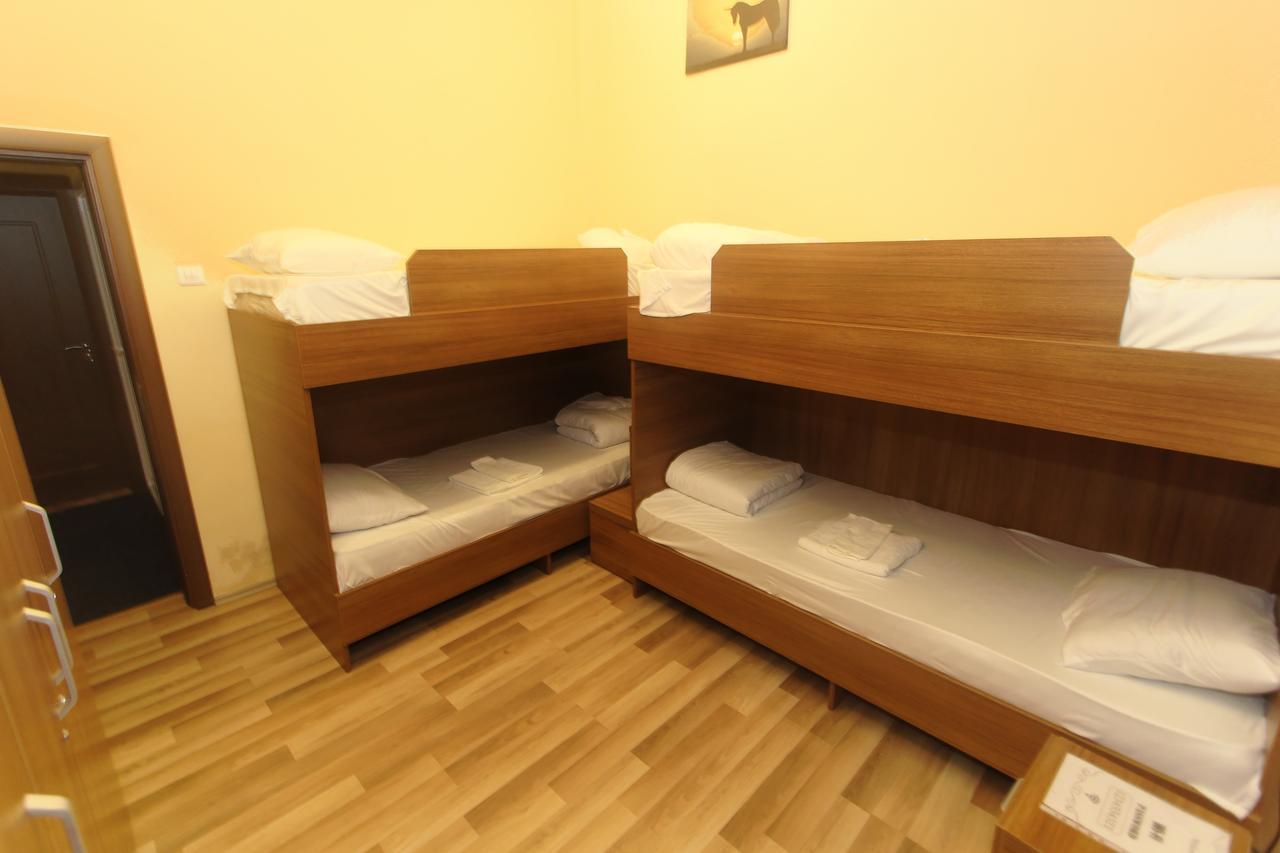 Moon Hostel Prishtine Bagian luar foto