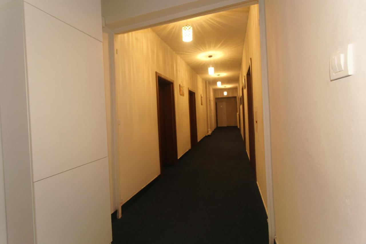 Moon Hostel Prishtine Bagian luar foto