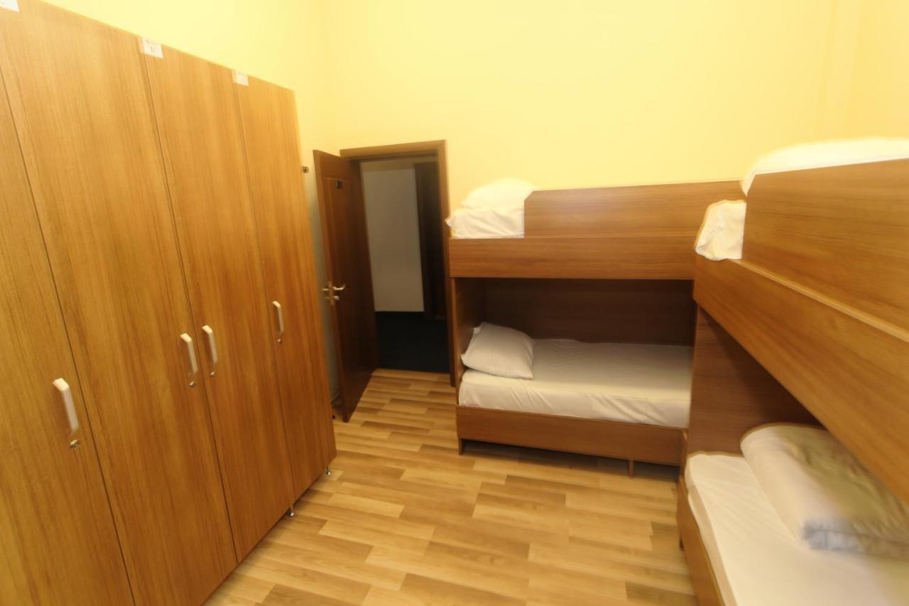 Moon Hostel Prishtine Bagian luar foto