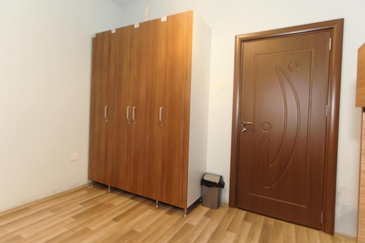 Moon Hostel Prishtine Bagian luar foto