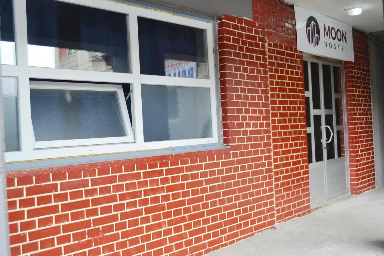 Moon Hostel Prishtine Bagian luar foto